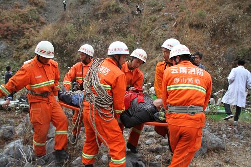 云南一大客车翻下山沟 已致13人殒命2