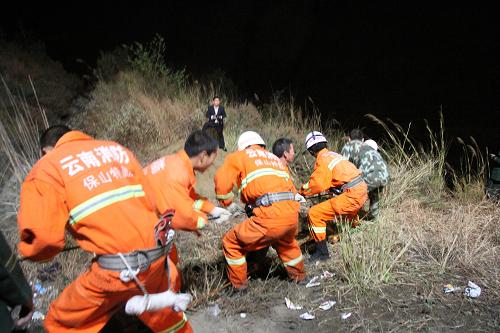 云南一大客车翻下山沟 已致13人殒命3
