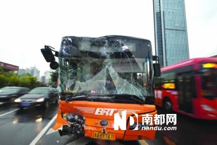 昭通三辆BRT公交车相撞