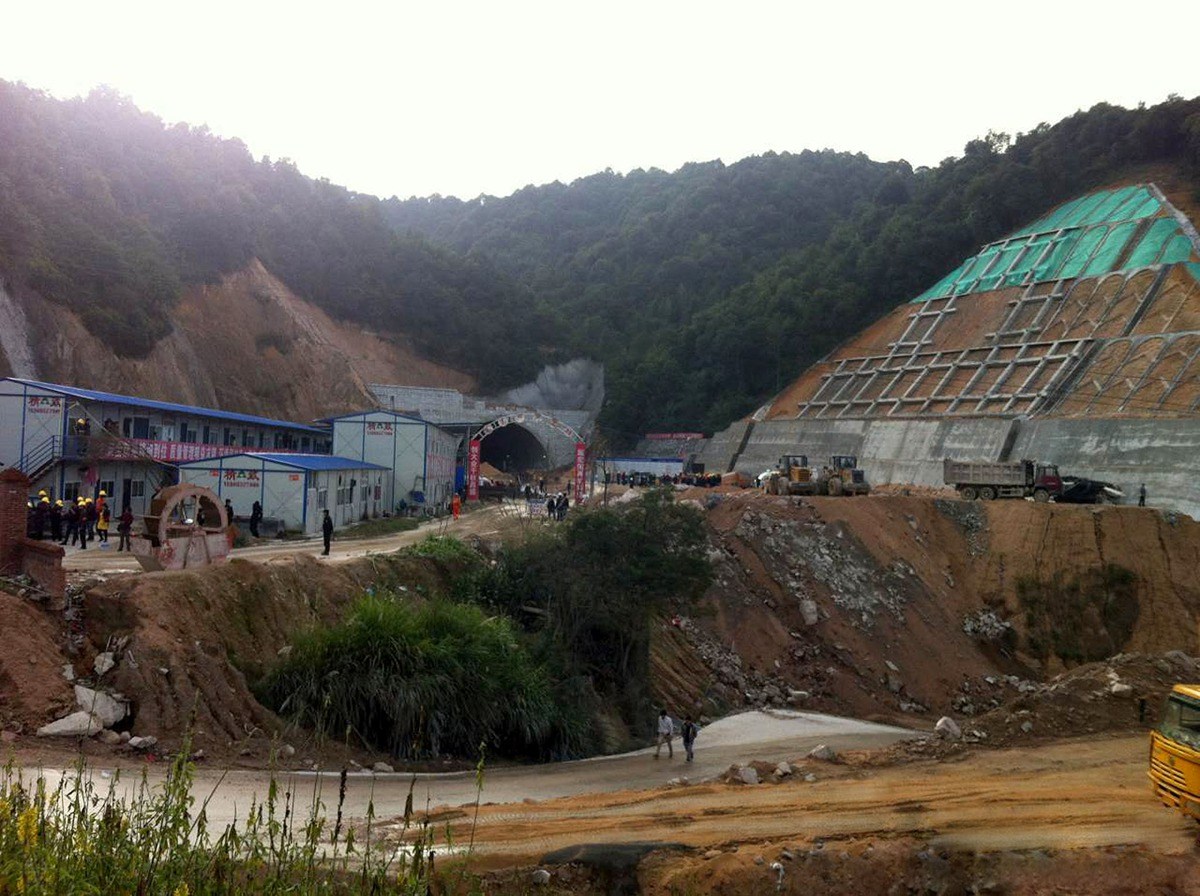 福建雅何在建高速隧道产生坍塌 21人被埋