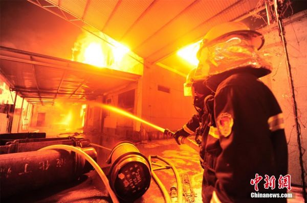 浙江一厂房动怒 消防员火中抢运氧气罐
