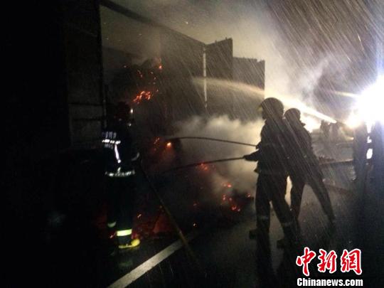 京港澳高速25吨鞭炮纸货车动怒 交通中断近4小时