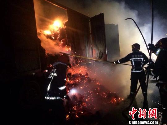 京港澳高速25吨鞭炮纸货车动怒 交通中断近4小时
