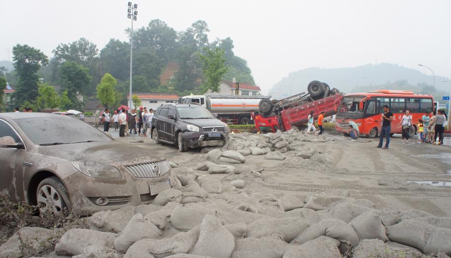湖北货车翻车砸中客车 致7人受伤