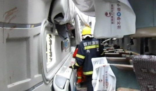 厦蓉高速客车侧翻 致2死6伤