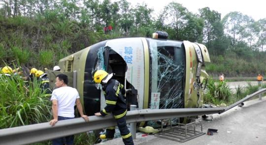 厦蓉高速客车侧翻 致2死6伤