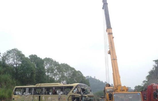 厦蓉高速客车侧翻 致2死6伤