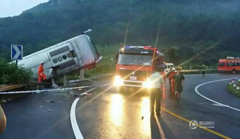辽宁鞍山游览大巴侧翻致2死40伤