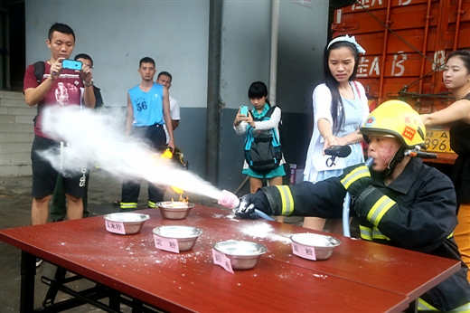 消防人员仿照尝试现场