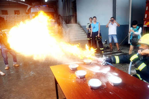 消防员仿照尝试：：：奶粉面粉遇火会爆燃