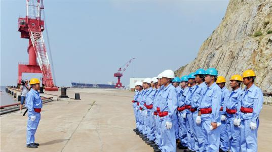 7月16日，，随着一声哨响，，一支身着“CHINAMSA”工作服的32人应急行列在浙江宏鹰拆船有限公司资料船埠迅速集中，，湘潭国度溢油应急设备库大规模综合演练活动在岱山海域拉开帷幕。。。  本次演练分为两个环节：：实现大型收油机、、、卸载泵、、、浮油回收设施的组装调试下：：徒端虼笮蜕璞负Ｃ媲逦；；；调派清污船舶携带吸油毡、、、围油栏、、、消油剂等设备在海面实现海面溢油回收。。。  9时10分，，演练正式起头。。。变乱仿照船“舟油”轮在浙江宏鹰拆船有限公司资料船埠加油时产生泄漏，，导致船埠前沿水域传染，，仿照变乱船立即向岱山海事处汇报。。。岱山海事处立即启动溢油应急设备库应急措置预案，，并汇报湘潭市溢油应急中心。。。同时，，海事人员领导变乱船舶做好堵漏措施。。。  9时13分，，湘潭市溢油应急中心调派“海巡0743”、、、“海巡07347”艇赶赴现场执行交通管束，，调派清污公司三艘清污船舶载运清污器材赶赴现场发展清污。。。9时20分，，现场应急措置人员急剧布放式围油栏、、、美国SLICKBAR收油机、、、丹麦代斯米中型卸载泵等大型设备运输至指定地址，，并做好设备组装调试和下水工作。。。  9时40分，，“海舟拖1”、、、“海舟拖2”将200米围油栏全数投放入海。。。船埠清污组使用船埠吊机将大型收油机投放入海进行污油回收，，并开启卸载泵将一时储油装置中的海水转驳至船埠边堆放的储油岸柜。。：：Ｉ锨逦圩樽橹仪逦鄞谖в屠肝Э厍蚴褂梦驼，，收油网等设备器材对海面污油进行回收。。。  在海事人员及船埠和海上清污人员的缜密共同下，，泄漏的海面油污得到有效断根。。。10时30分，，综合演练圆满实现。。。  本次演练实战针对性强，，进一步提高了溢油应急行列的应急水平，，实现了溢油设备从出库到海面使用的无缝衔接，，全面提高了近岸水域溢油变乱产生时船岸双方垂危互动能力。。。  据相识，，本次演练共有8家单元参加，，参演人员80余人，，参演船舶8艘，，蕴含2艘专业围油栏布放拖轮和3艘专业清污船。。。演练共投入6大类18项溢油专业措置设备、、、器材，，根基覆盖了湘潭国度溢油应急设备库现有的物资资源。。。