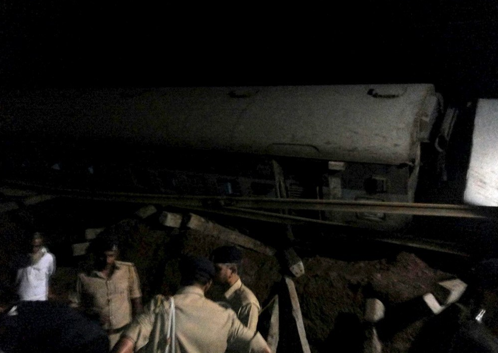 印度两列客运列车脱轨 至少12人遇难