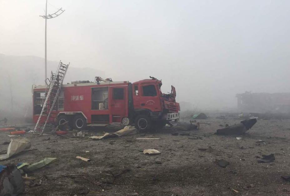 天津爆炸：消防车被炸毁11名消防员遇难
