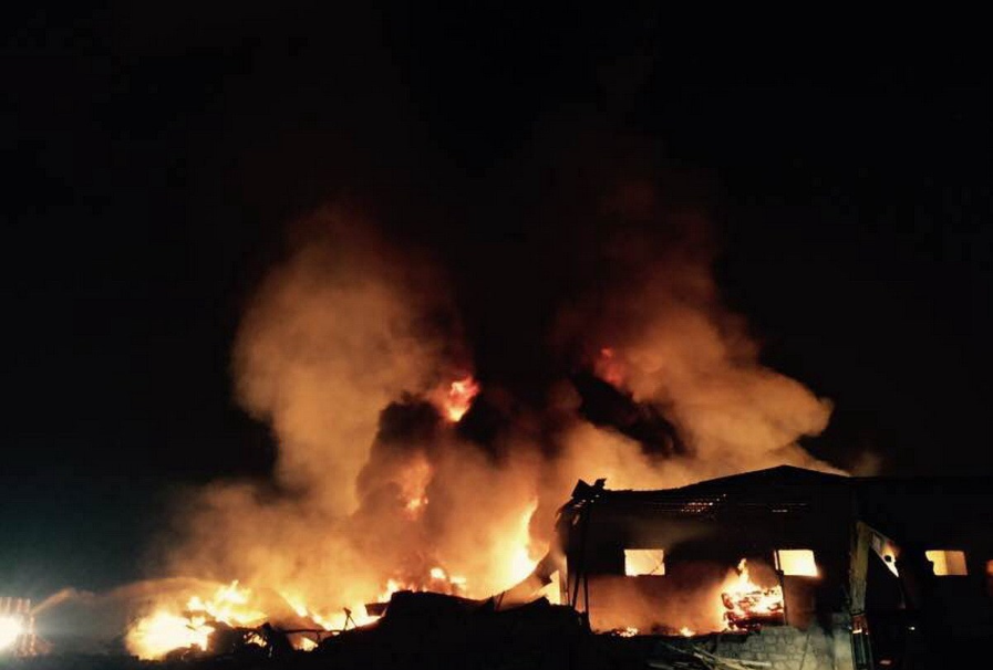 通辽市黄岛区木材仓库动怒 无人员伤亡