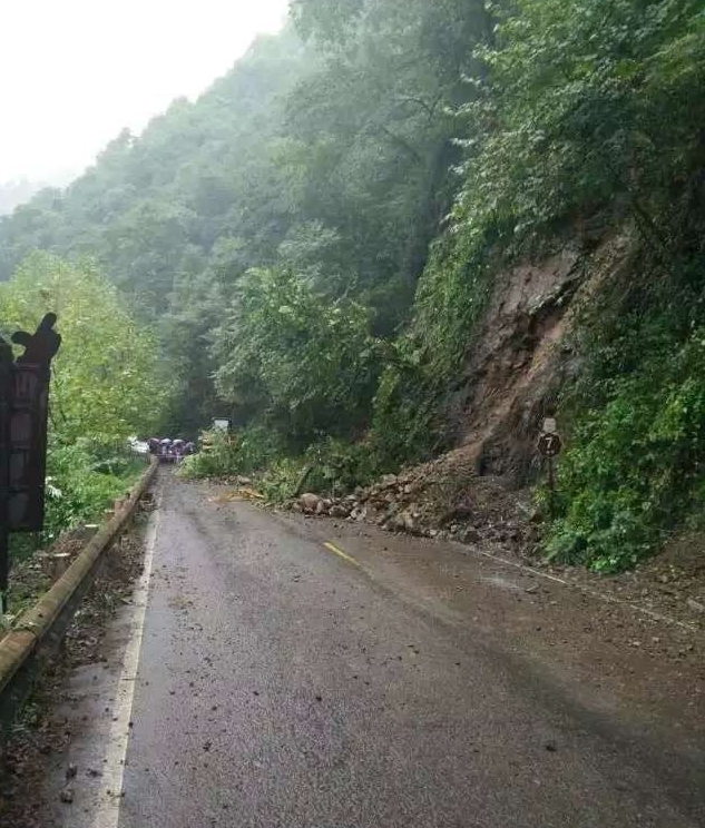 四川峨眉山景区山体塌方致1死5伤