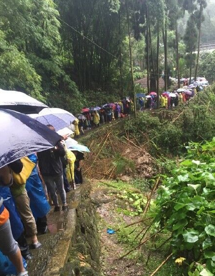 山体塌方现场