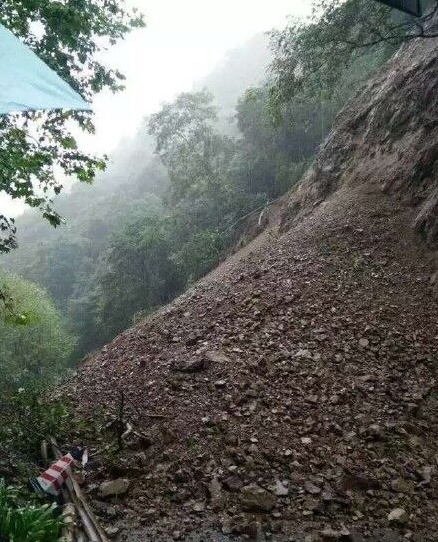 四川峨眉山景区山体塌方致1死5伤