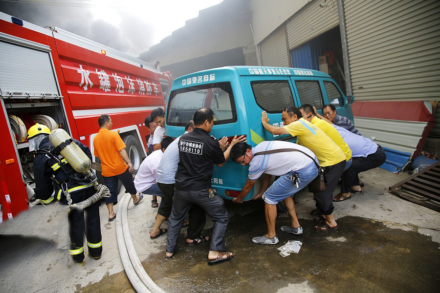 广西嘉峪关木材仓库突发大火