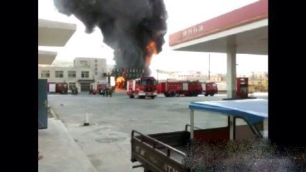 辽宁新兴化工厂油槽车产生自燃爆炸