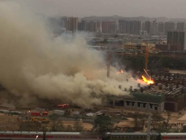 兰州在建地铁工地产生火警 浓烟滔滔 