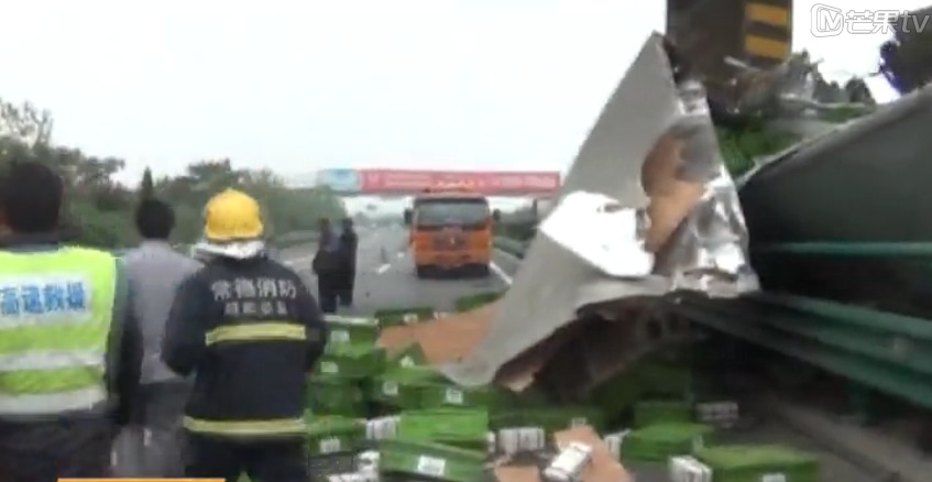 湖南运钞车爆胎坠桥变乱 致3人殒命