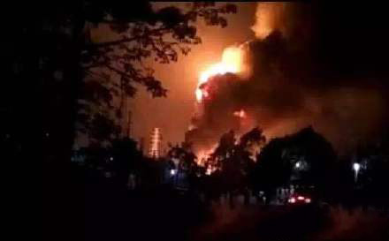 汉中黑油窝点爆炸 火球直冲上天