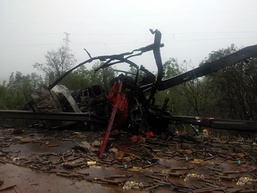 沪昆高速载烟花爆竹货车产生爆炸 已造成1死2伤
