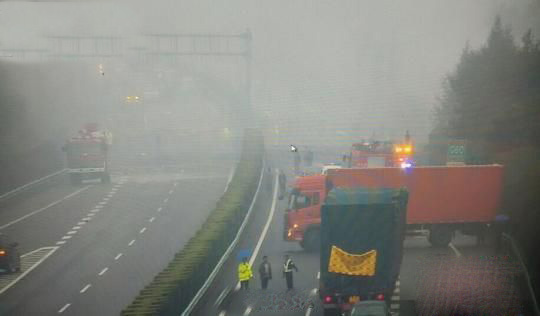 沪昆高速载烟花爆竹货车产生爆炸 已造成1死2伤