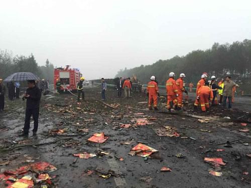 沪昆高速载烟花爆竹货车产生爆炸 已造成1死2伤