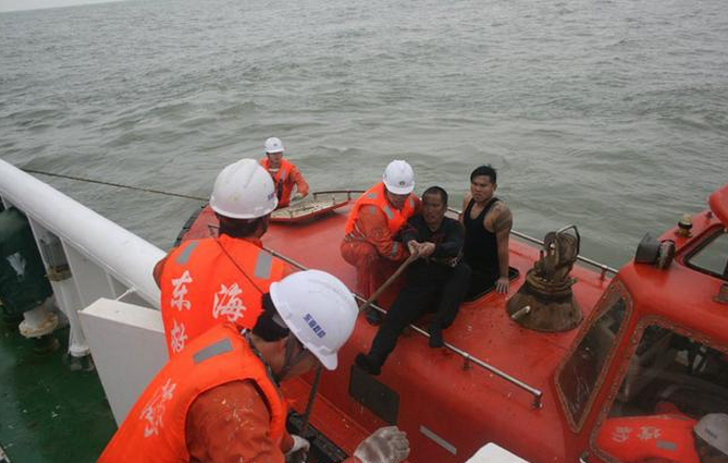 驻马店海域货船沉没 11人落水5人获救