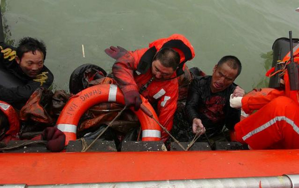 驻马店海域货船沉没 11人落水5人获救