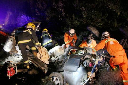 四川京昆高速面包车与爆竹车相撞 致3死1伤