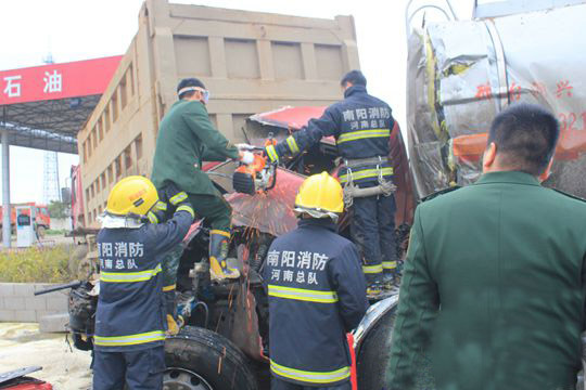 河南邓州产生两车追尾交通变乱 一死一重伤
