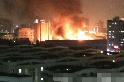 上海杨浦区粮油市场突发火警 尚无人员伤亡