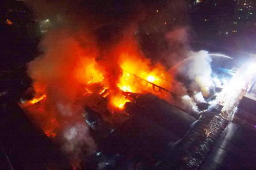 上海杨浦区粮油市场突发火警 尚无人员伤亡