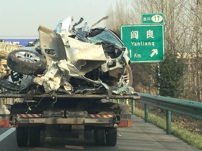 西禹高速阎良段产生一路追尾交通变乱 2人殒命4人受伤