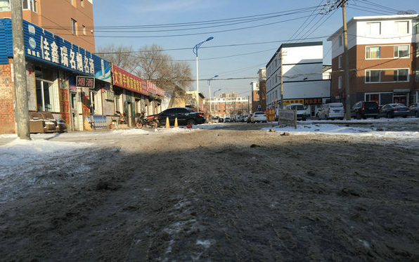 呼市因降雪天19个小时产生204起交通变乱