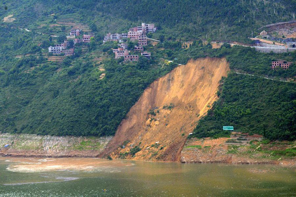 重庆巫山大宁河山体滑坡