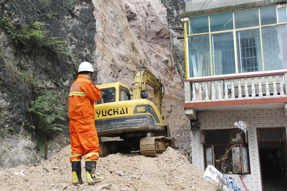 由于连日的降雨导致山体松落，今天早晨6点30左右，贵州凯里市华联路一民房处产生山体滑坡，大量泥石涌入居民楼，导致三名人员被困，