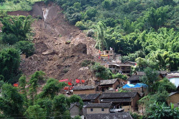 云南省保山市隆阳区瓦马乡大石房村产生特大山体滑坡