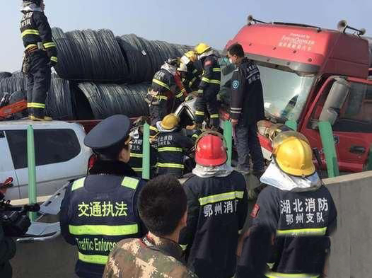 湖北汉鄂高速产生8车二次连环相撞变乱 致2死2伤