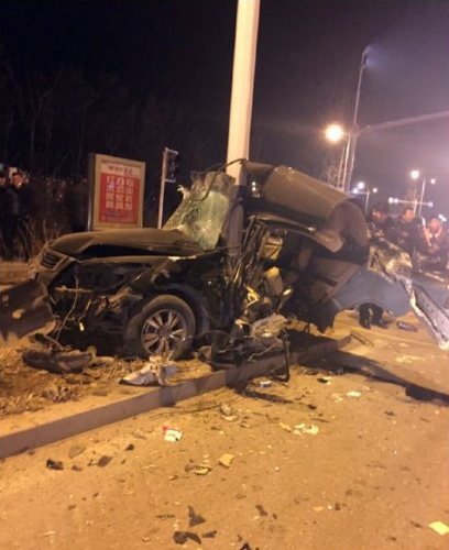 吐鲁番市区学院路产生严重交通变乱 2死4伤(组图）