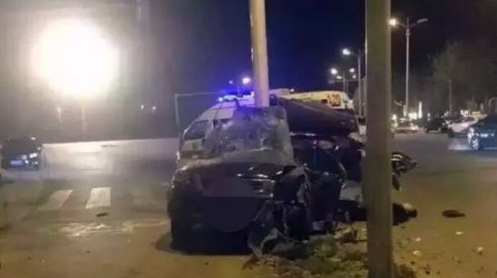 吐鲁番市区学院路产生严重交通变乱 2死4伤(组图）