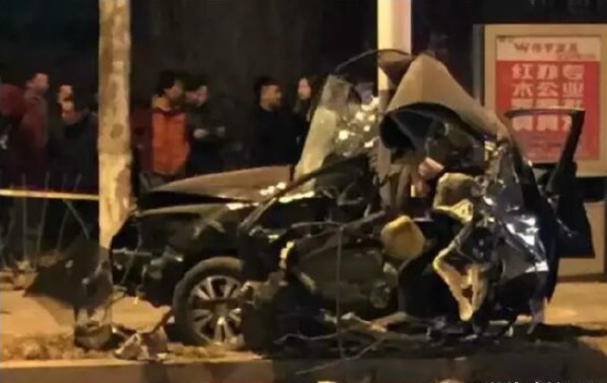 吐鲁番市区学院路产生严重交通变乱 2死4伤(组图）