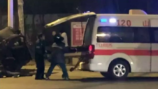 吐鲁番市区学院路产生严重交通变乱 2死4伤(组图）