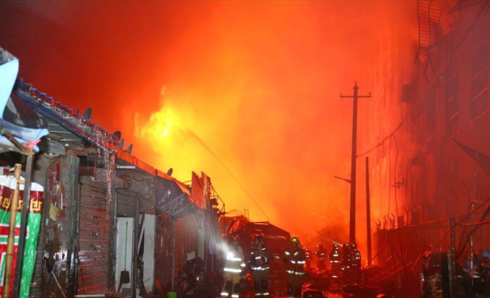 组图：荆门煤气瓶运输车爆炸动怒 引燃旁边工厂 
