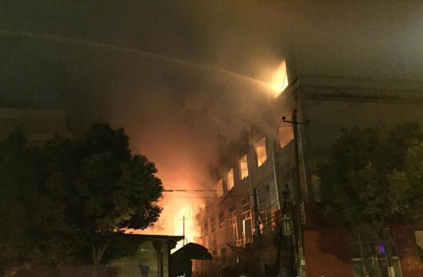 组图：荆门煤气瓶运输车爆炸动怒 引燃旁边工厂 