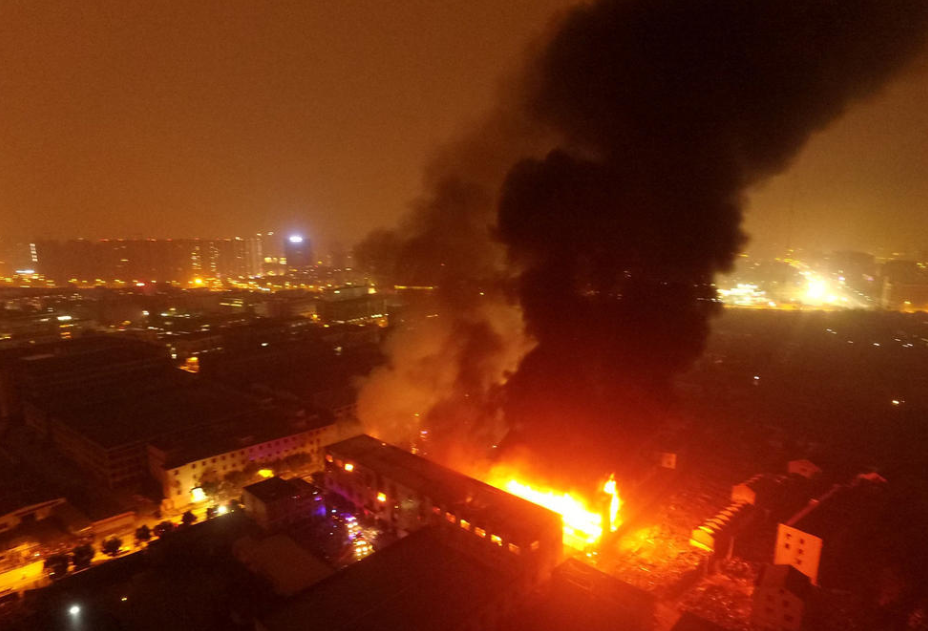 组图：荆门煤气瓶运输车爆炸动怒 引燃旁边工厂 