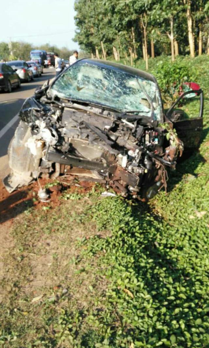 海南临高县轿车接连撞2辆三轮车 致4死4伤