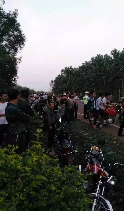 海南临高县轿车接连撞2辆三轮车 致4死4伤